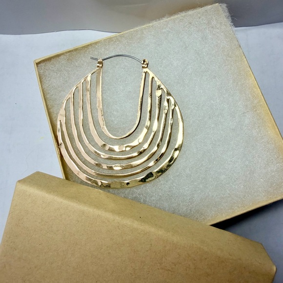 Elegant Gold Hoop Earrings - Picture 9 of 9